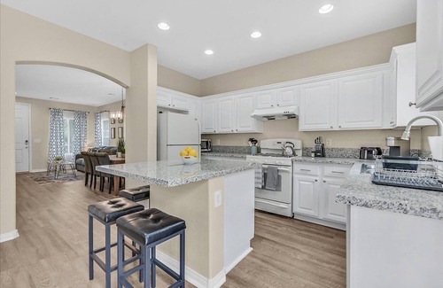 Enterprise Casa | King Bed in Master!
