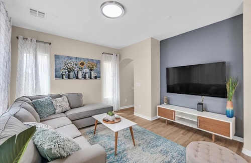 Enterprise Casa | King Bed in Master!