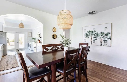 Parker Ridge Cabaña | -KING Bed- Large Kitchen- Private Yard- Walk to NEW Golf Course and Parks