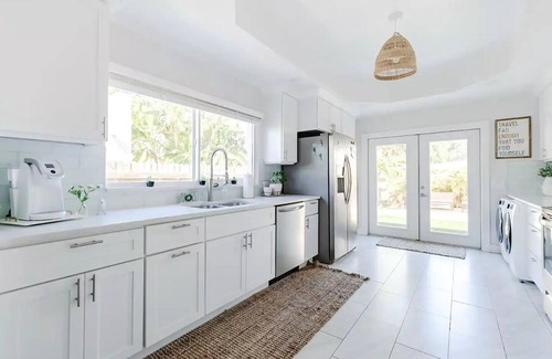 Parker Ridge Cabaña | -KING Bed- Large Kitchen- Private Yard- Walk to NEW Golf Course and Parks