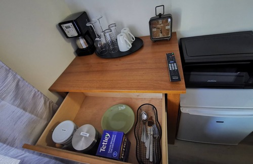 Canmore Condominio | King Bed Lovely 1 BR hotel room cls DT Canmore, Gym, UG Parking