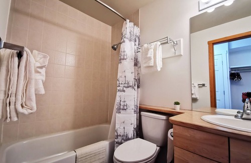 Canmore Condominio | King Bed Lovely 1 BR hotel room cls DT Canmore, Gym, UG Parking