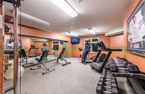 Canmore Condominio | King Bed Lovely 1 BR hotel room cls DT Canmore, Gym, UG Parking