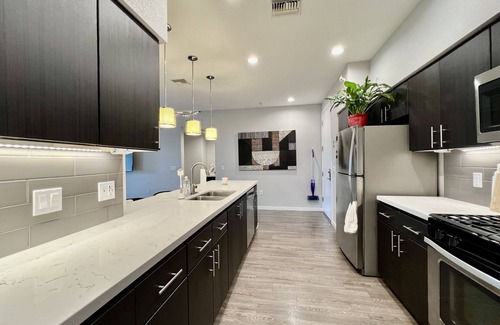 Menlo Park Condominio | KING BED - Luxury FULLY FURNISHED Condo - 24/7 Gym Pool Jacuzzi in Menlo Park