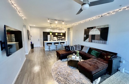 Menlo Park Condominio | KING BED - Luxury FULLY FURNISHED Condo - 24/7 Gym Pool Jacuzzi in Menlo Park