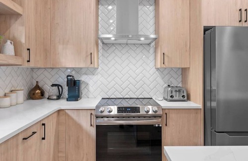 Southwest Calgary Casa | King Bed |Min to DT |3BR |Garage| Chef's Kitchen