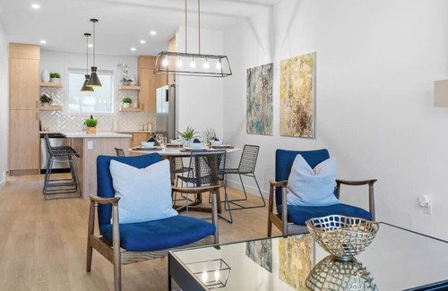 Southwest Calgary Casa | King Bed |Min to DT |3BR |Garage| Chef's Kitchen