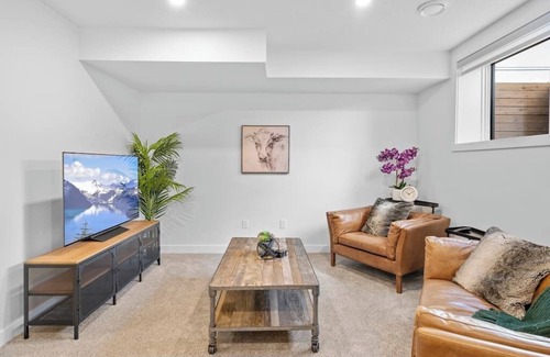 Southwest Calgary Casa | King Bed |Min to DT |3BR |Garage| Chef's Kitchen