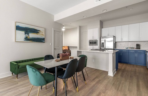 Deep Ellum Apartamento | KING Bed Oasis! Deep Ellum/Gated Parking/Luxe/Close to Major Cities