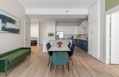 Deep Ellum Apartamento | KING Bed Oasis! Deep Ellum/Gated Parking/Luxe/Close to Major Cities