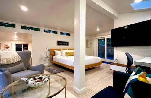 Carmichael Casa | King Bed-Peaceful Modern Cottage-Garden Setting