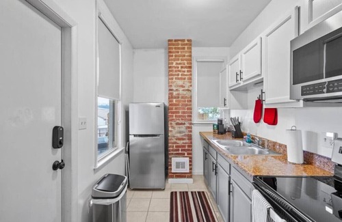 Lawrenceville Apartamento | King Bed, Pet Friendly, Retro-Inspired!
