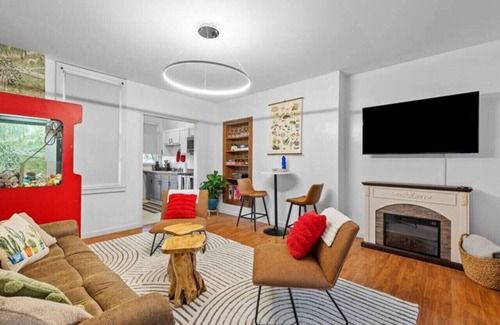 Lawrenceville Apartamento | King Bed, Pet Friendly, Retro-Inspired!