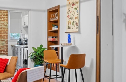 Lawrenceville Apartamento | King Bed, Pet Friendly, Retro-Inspired!