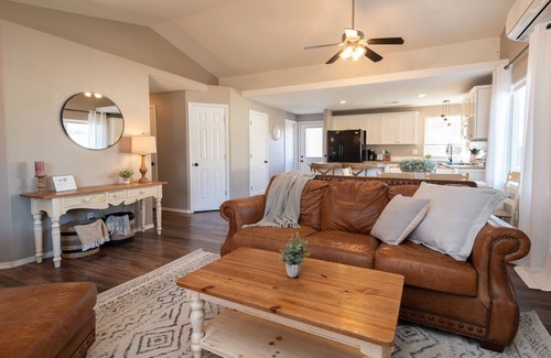 Old Farm District Casa | King Bed - Pet Friendly - EV Charger - Emersen’s Place