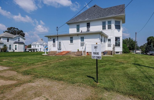 Chariton Apartamento | King Bed, Pet Friendly, Main Floor, Walk Downtown