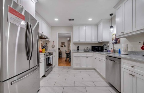 Tallahassee Casa | King Bed-Pets -Quiet-Huge fence Yrd