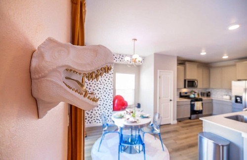 Commerce City Casa | King Bed / Pool / Golf / Arcade