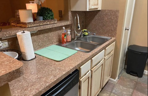 Beaumont Condominio | KING Bed, Pool, TV Sports Pack, WiFi, Washer and Dryer in Unit!