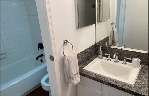 Beaumont Condominio | KING Bed, Pool, TV Sports Pack, WiFi, Washer and Dryer in Unit!