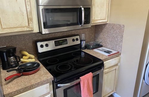 Beaumont Condominio | KING Bed, Pool, TV Sports Pack, WiFi, Washer and Dryer in Unit!