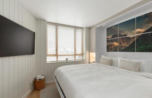 Village North Casa | KING Bed - Premium STUDIO Suite - Ski Valet - Village