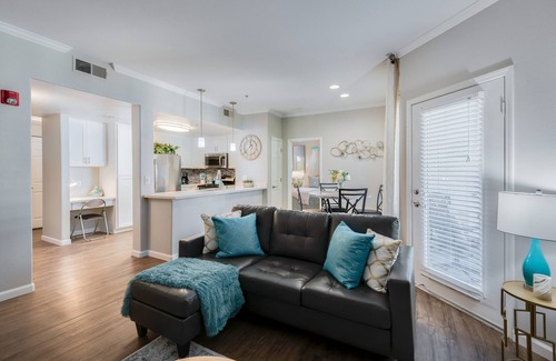 Roseville Apartamento | King Bed / Prime Location / Private Garage