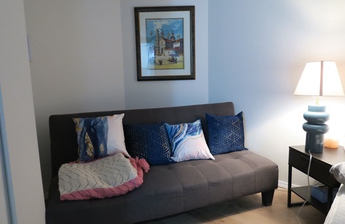 Delta Casa | King bed private suite with 65'' 4K television