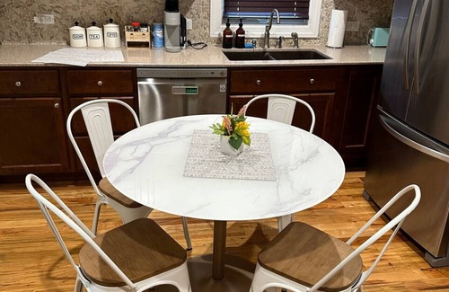 North Chicago Apartamento | King Bed Private Backyard Grill and Fireplace
