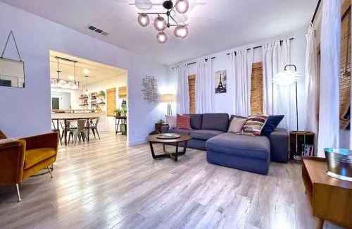 Central Sacramento Casa | King Bed-Private Yard-Driveway Parking