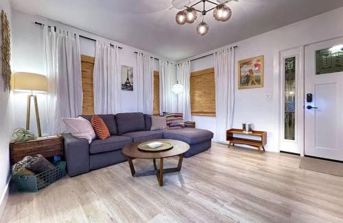 Central Sacramento Casa | King Bed-Private Yard-Driveway Parking