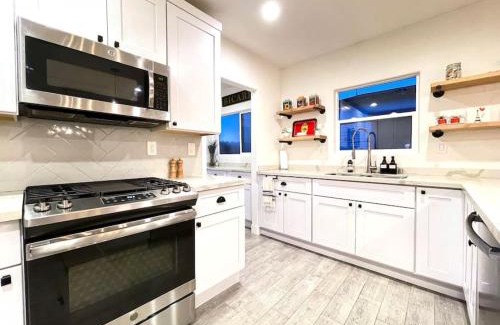 Central Sacramento Casa | King Bed-Private Yard-Driveway Parking