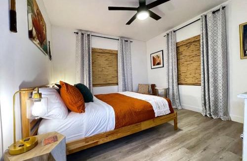 Central Sacramento Casa | King Bed-Private Yard-Driveway Parking