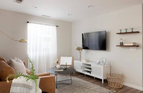 Logan Heights Casa | 🌵King Bed|Queen bed|Full Kitchen|W&D|1.5Bath| 🌵