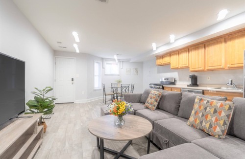 Bloomingdale Cama Y Desayuno | Bloomingdale Charm - King Bed, Prime Downtown Location, New Renovation