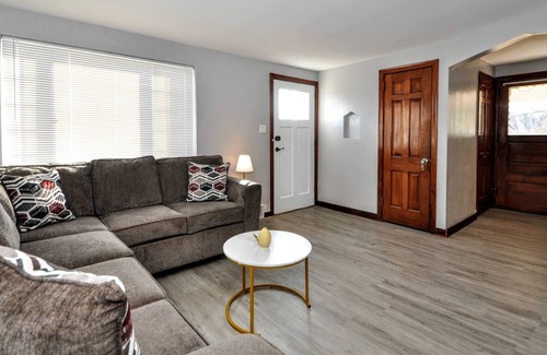 Brentwood Casa | King Bed! Quiet Pittsburgh Home! Close to City!
