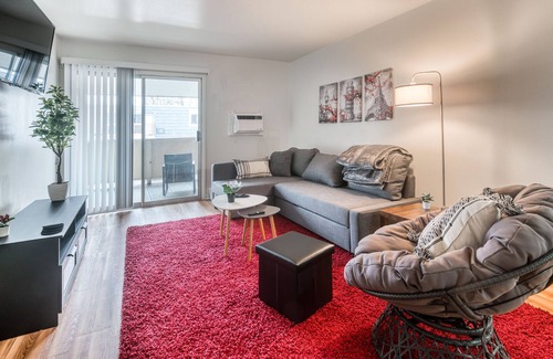 Racine Apartamento | KING BED☆Remote Workspace☆FAST WIFI☆Garage Parking