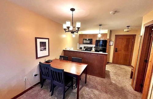 Snowshoe Apartamento | King Bed Slope Side Retreat in Village Central