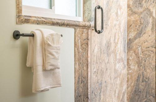 Madeira Beach Hotel | King Bed Step to Madeira Beach Heated Pool Private