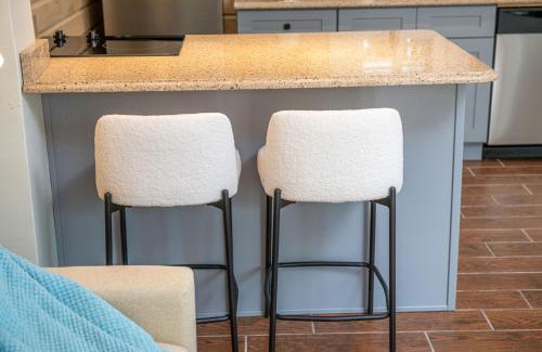 Madeira Beach Hotel | King Bed Step to Madeira Beach Heated Pool Private