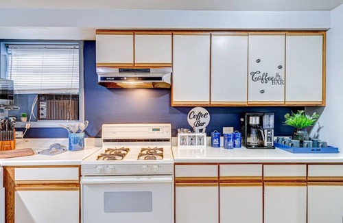 Elmwood Park Apartamento | King Bed Studio | 60" HDTV | Safe | Close to Metra