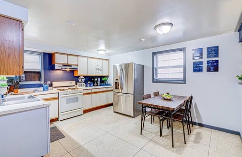 Elmwood Park Apartamento | King Bed Studio | 60" HDTV | Safe | Close to Metra