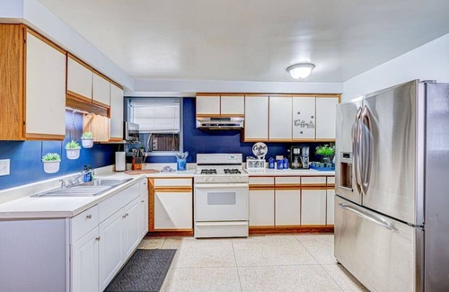 Elmwood Park Apartamento | King Bed Studio | 60" HDTV | Safe | Close to Metra