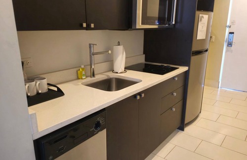 Doral Condominio | King Bed Studio ADA - Pool, Dining, Parking, Spa