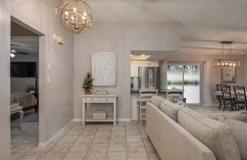 Auburndale Casa | King Bed Suite, Fireside Hot Tub, Gameroom