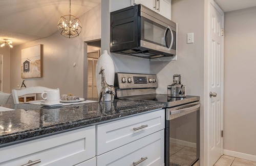 Auburndale Casa | King Bed Suite, Fireside Hot Tub, Gameroom