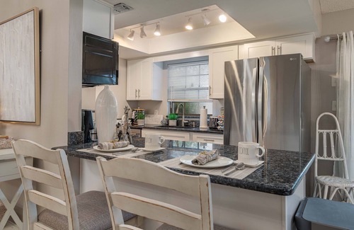 Auburndale Casa | King Bed Suite, Fireside Hot Tub, Gameroom
