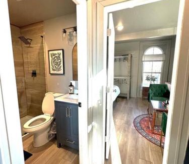 Detroit Apartamento | King Bed Suite-Free Parking-Prime Location