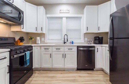 Joliet Casa | Remodeled, King Bed/Spacious and Family-Friendly/Fast Wi-Fi/Free Parking