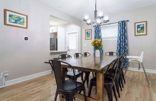 Joliet Casa | Remodeled, King Bed/Spacious and Family-Friendly/Fast Wi-Fi/Free Parking